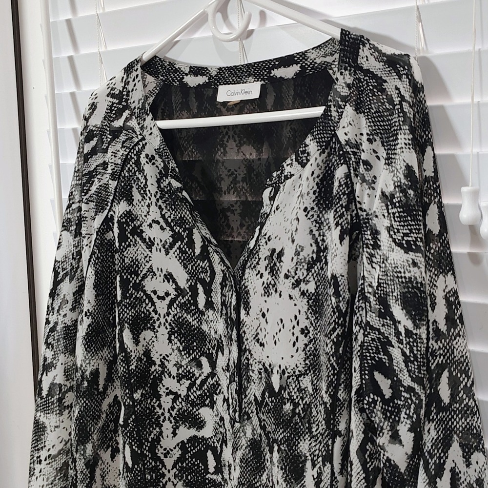Calvin Klein Blouse Womens 2X Black Snakeskin V Neck Long Sleeve Top Whimsygoth - Picture 2 of 5